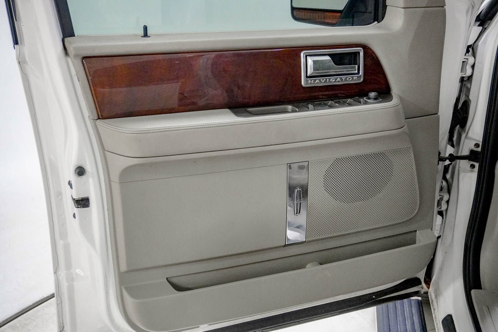 Used 2011 Lincoln Navigator L 4WD image 17