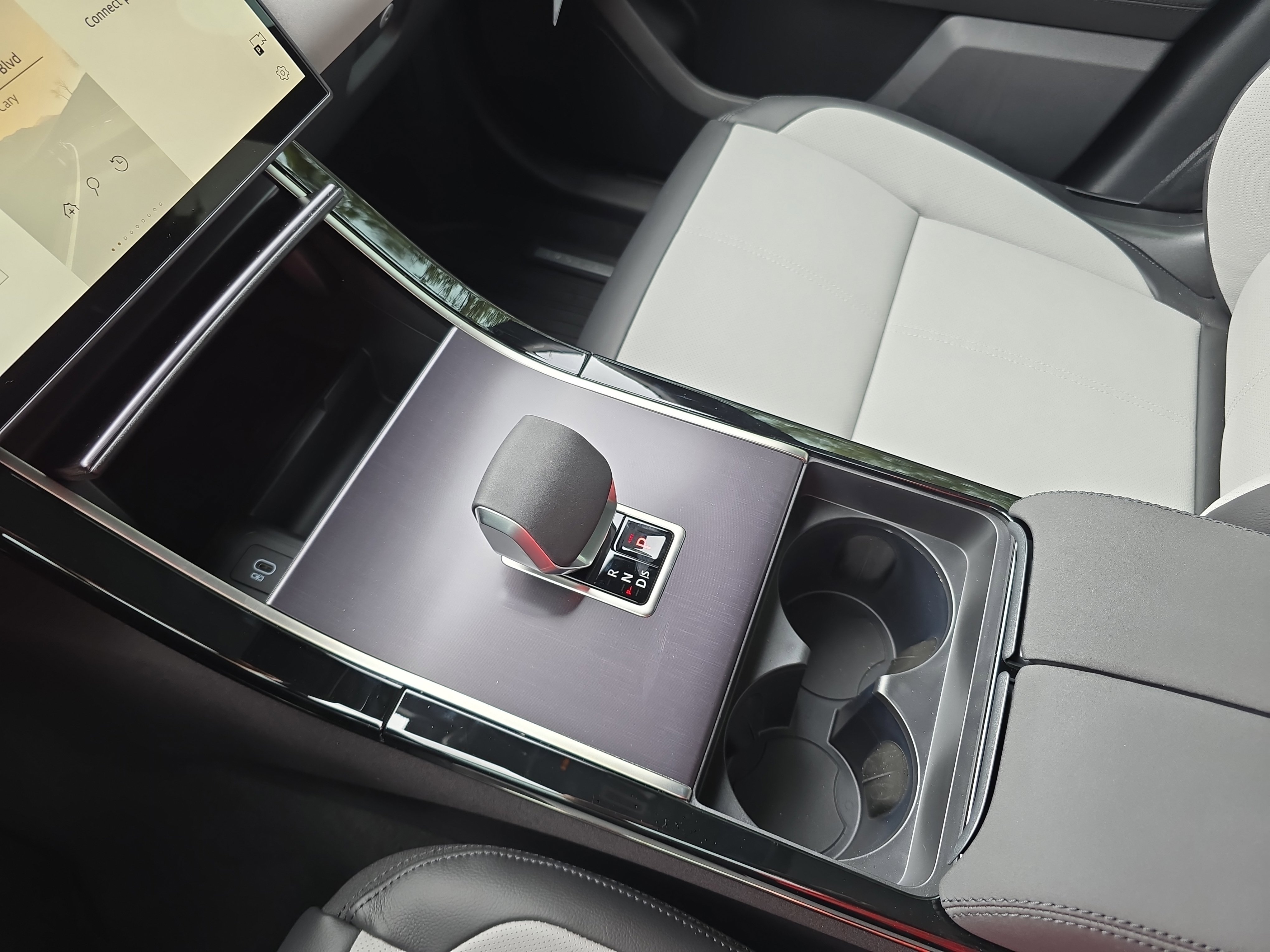 New 2026 Land Rover Range Rover Velar Dynamic SE image 25
