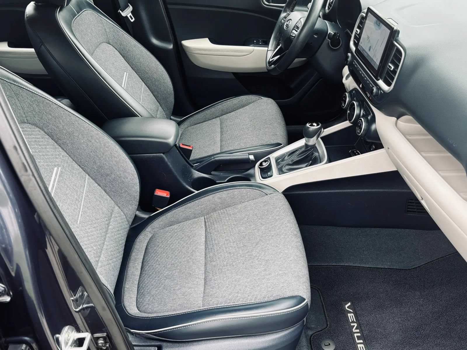 Used 2021 Hyundai Venue FWD image 22