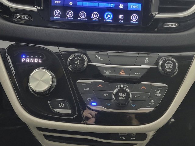 Used 2017 Chrysler Pacifica Touring-L FWD image 23