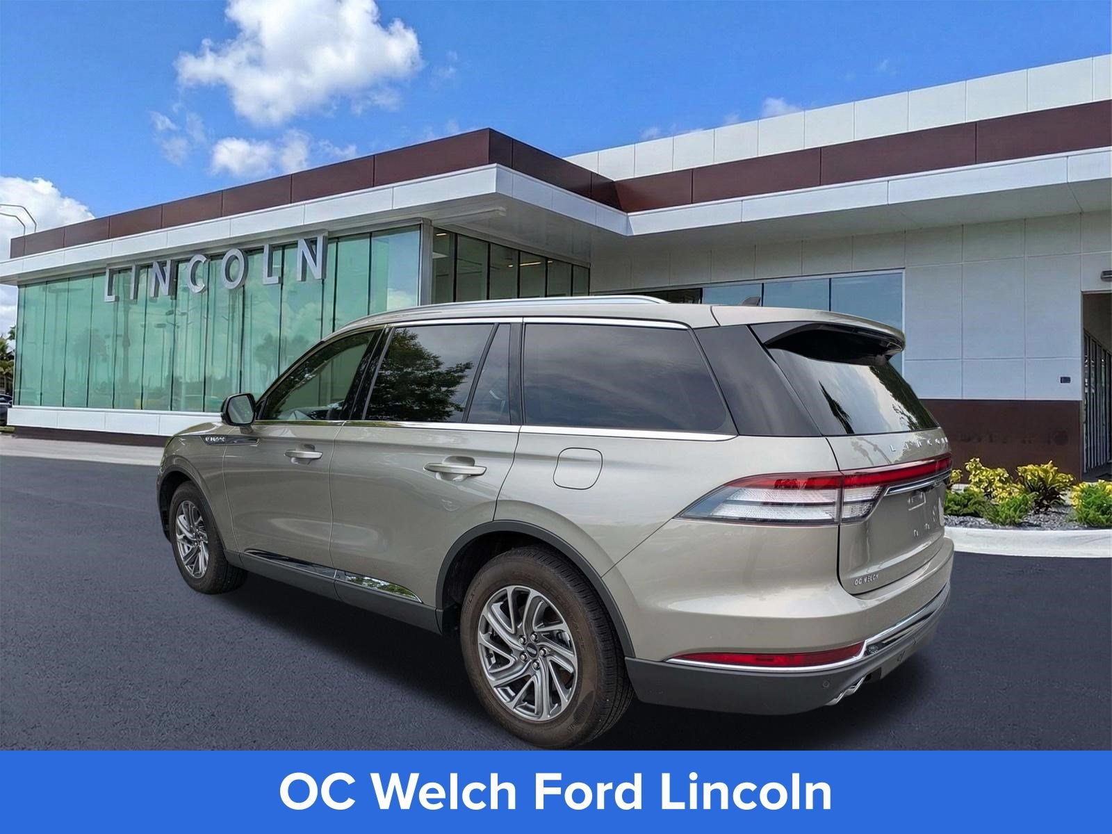 Certified 2023 Lincoln Aviator 2WD w/ Class IV Trailer Tow Package image 3