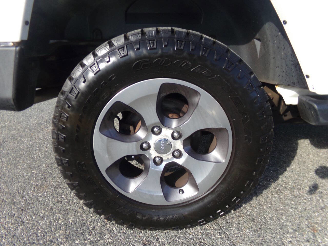 Used 2017 Jeep Wrangler Unlimited Sahara image 19