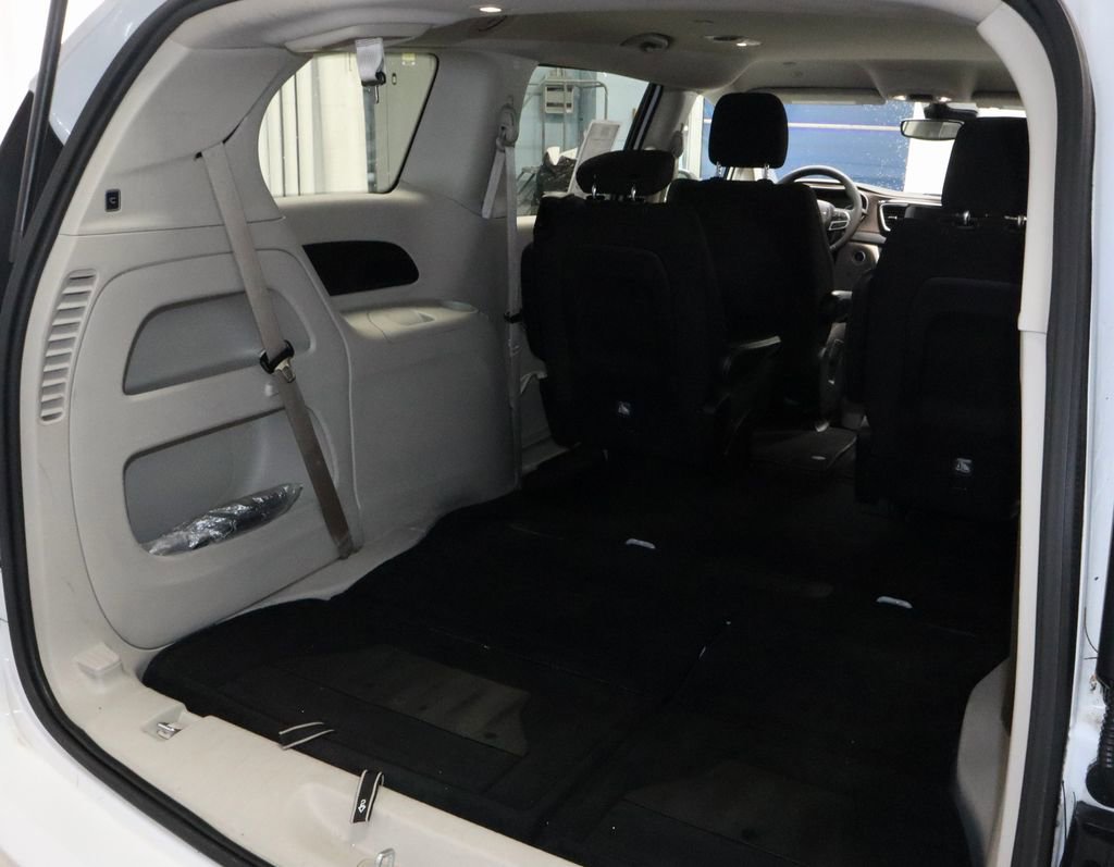 Used 2023 Chrysler Voyager LX image 14