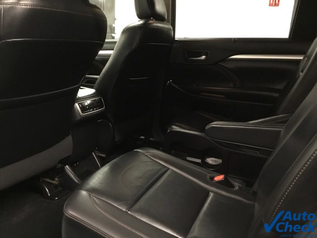 Used 2019 Toyota Highlander XLE w/ Carpet Mat Package (TMS) AWD/4WD image 29