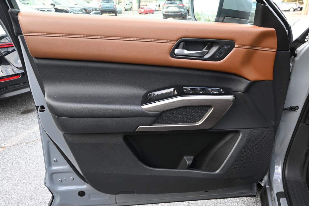 Used 2023 Nissan Pathfinder Platinum AWD/4WD image 12