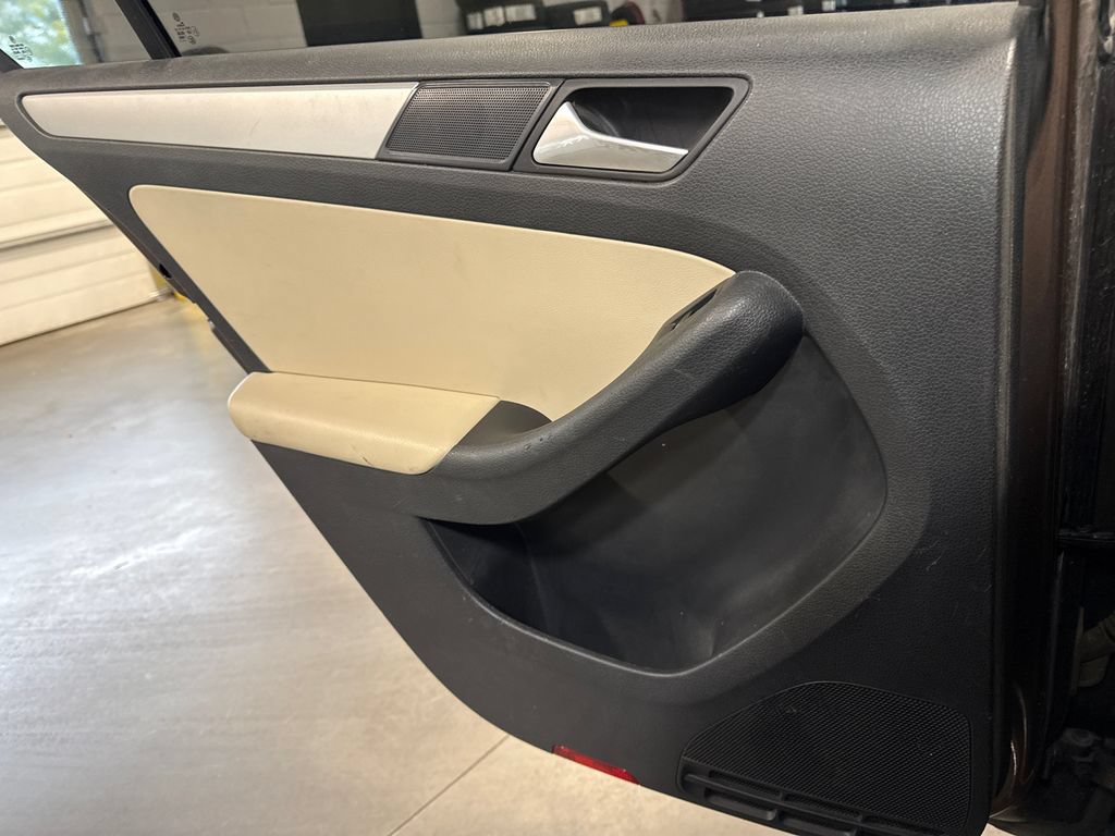 Used 2012 Volkswagen Jetta TDI FWD image 12