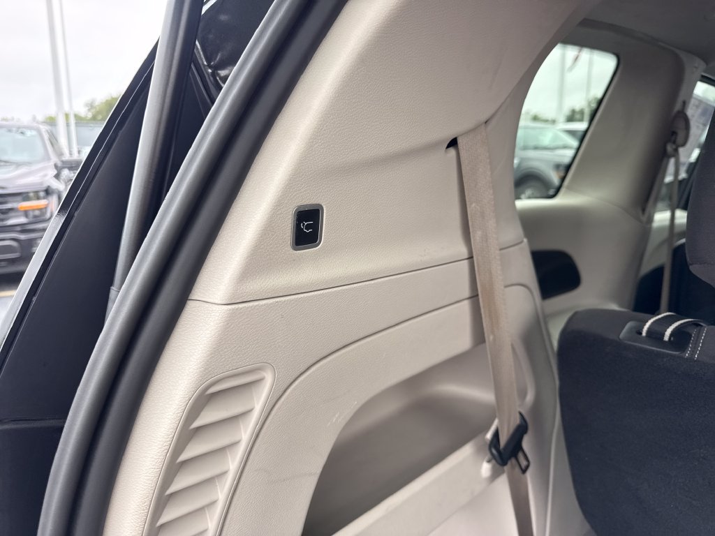 Used 2023 Chrysler Voyager LX FWD image 16