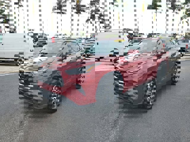 Used 2023 Toyota Highlander XLE image 2