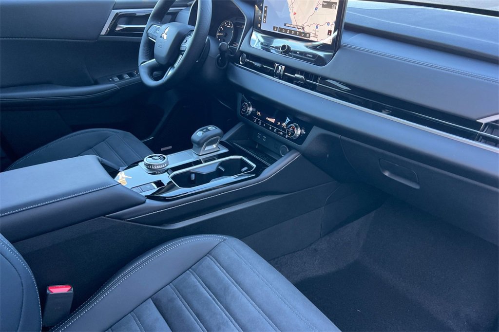 New 2026 Mitsubishi Outlander SE image 18