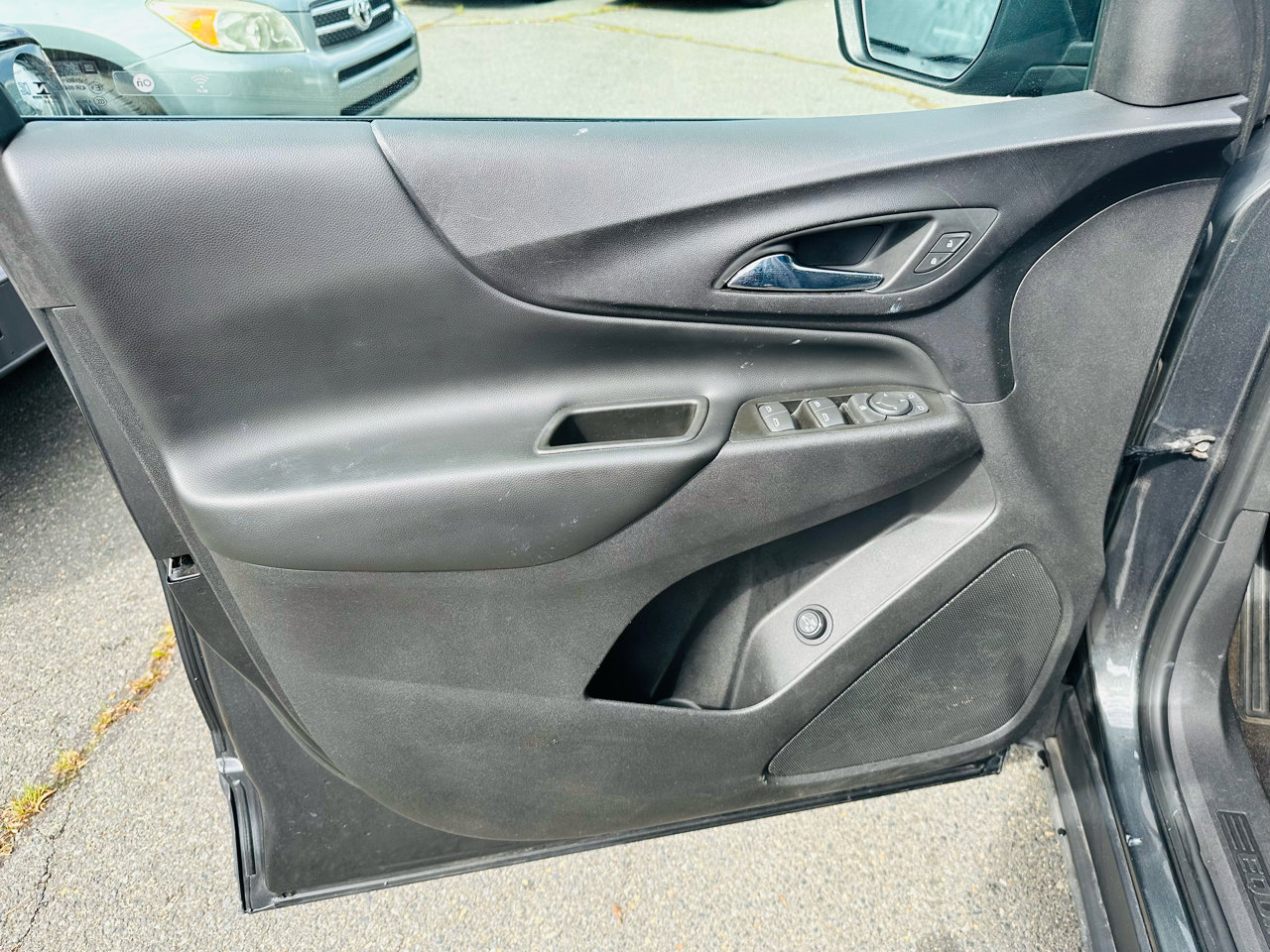 Used 2020 Chevrolet Equinox LT w/ Driver Convenience Package image 11