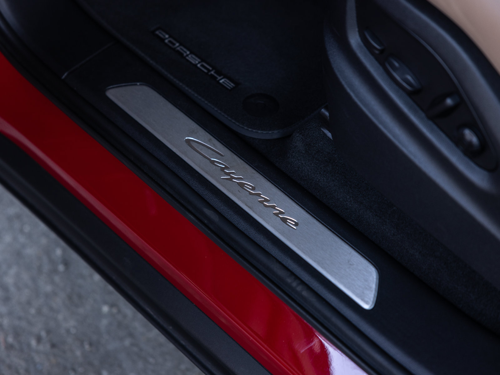 Certified 2025 Porsche Cayenne E-Hybrid Coupe AWD/4WD image 27
