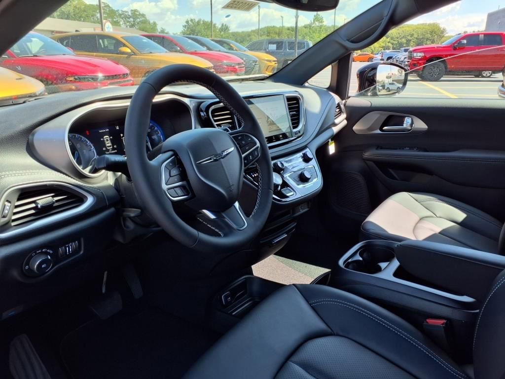 New 2026 Chrysler Pacifica Select image 11