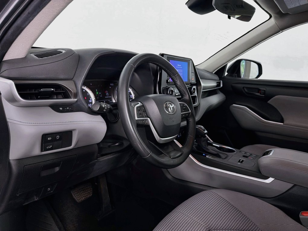 Used 2023 Toyota Highlander LE FWD image 14