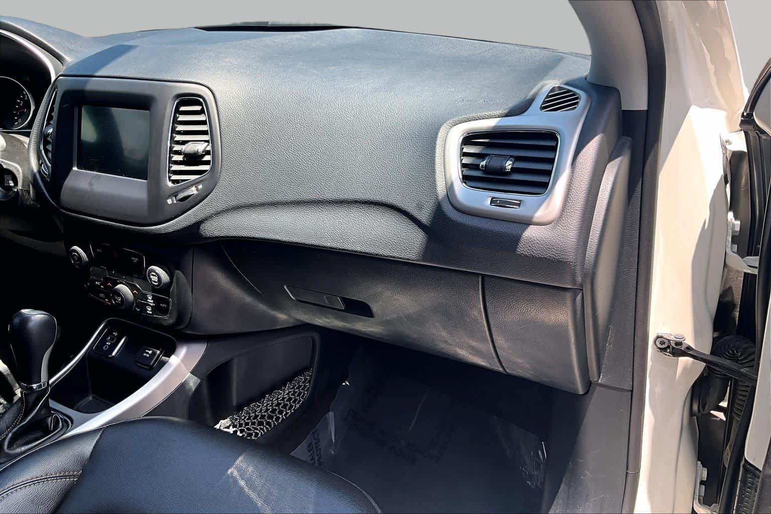 Used 2018 Jeep Compass Latitude w/ Popular Equipment Group FWD image 19