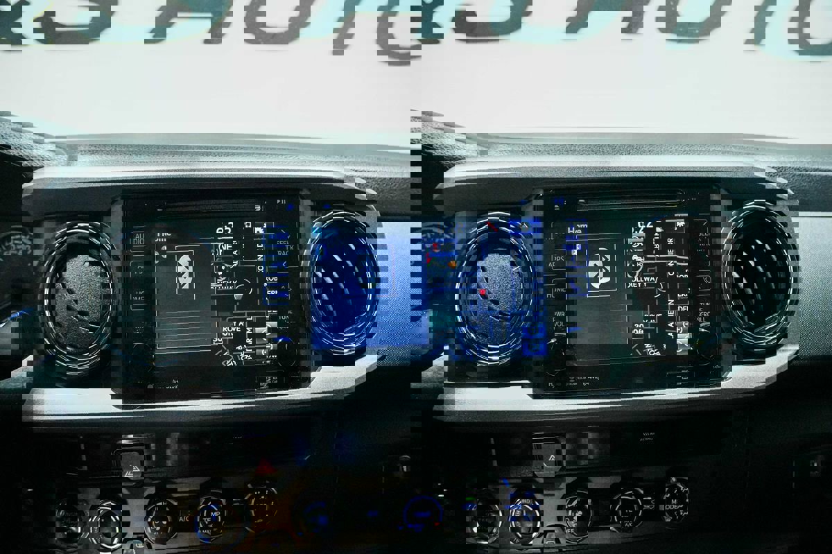 Used 2018 Toyota Tacoma TRD Sport w/ Technology Package image 19