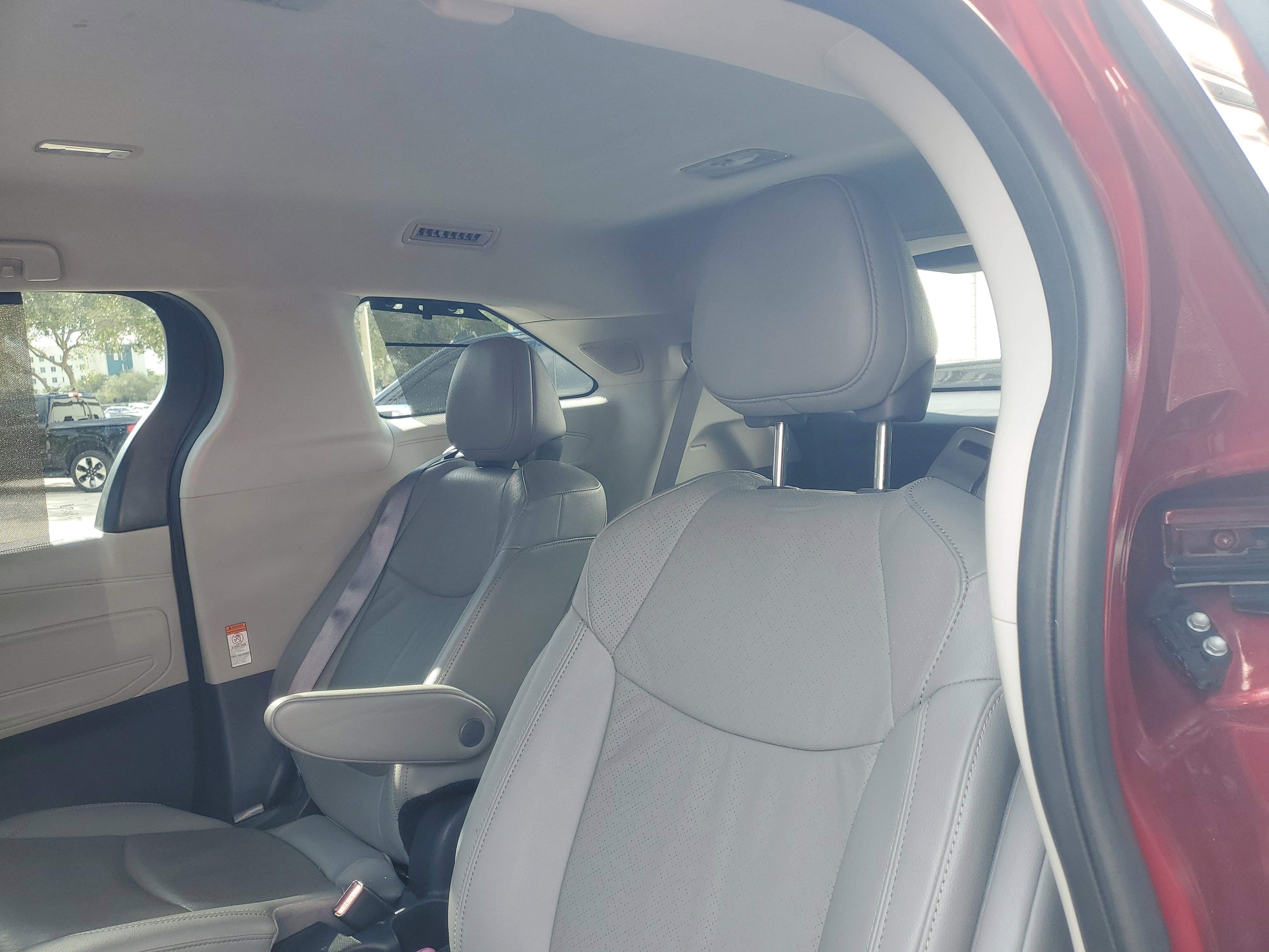 Used 2023 Toyota Sienna Limited image 11