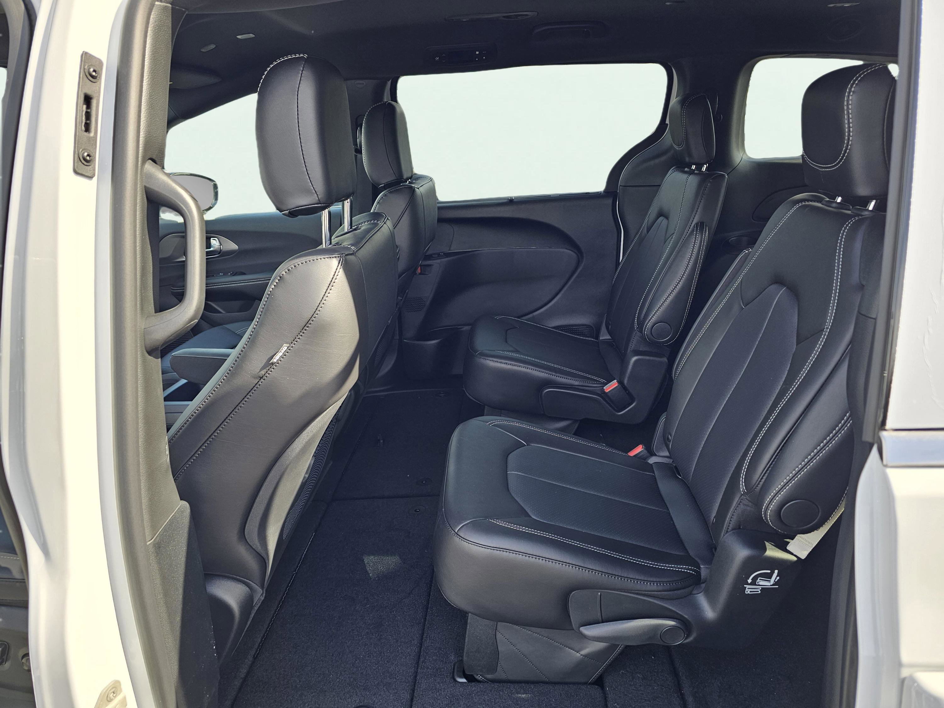 New 2026 Chrysler Pacifica Select image 30