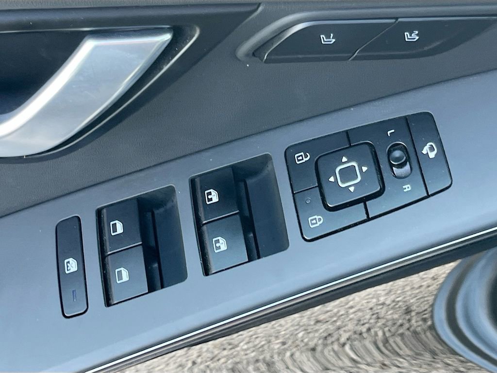 Used 2024 Kia Niro SX Touring image 18