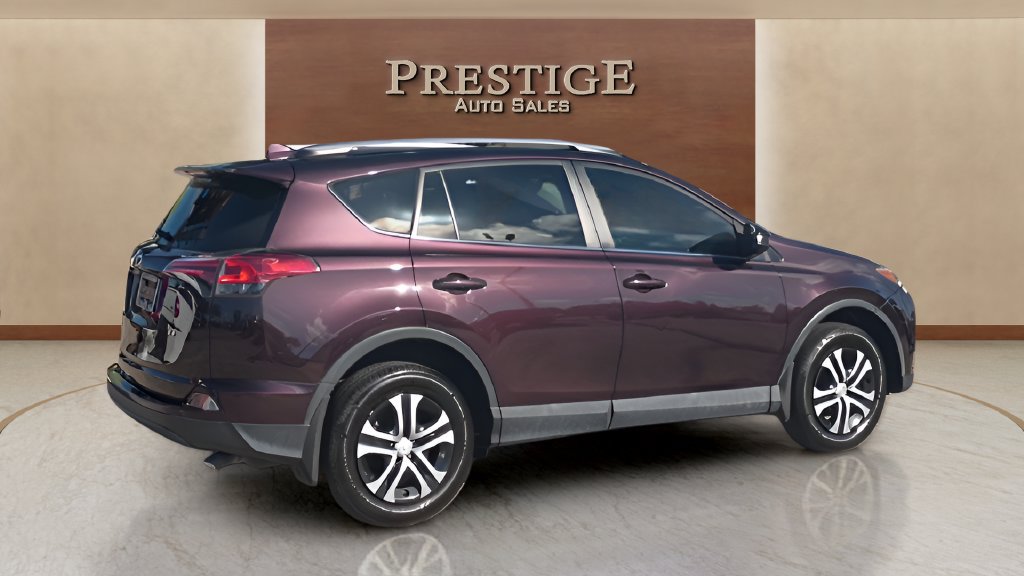 Used 2018 Toyota RAV4 LE FWD image 33