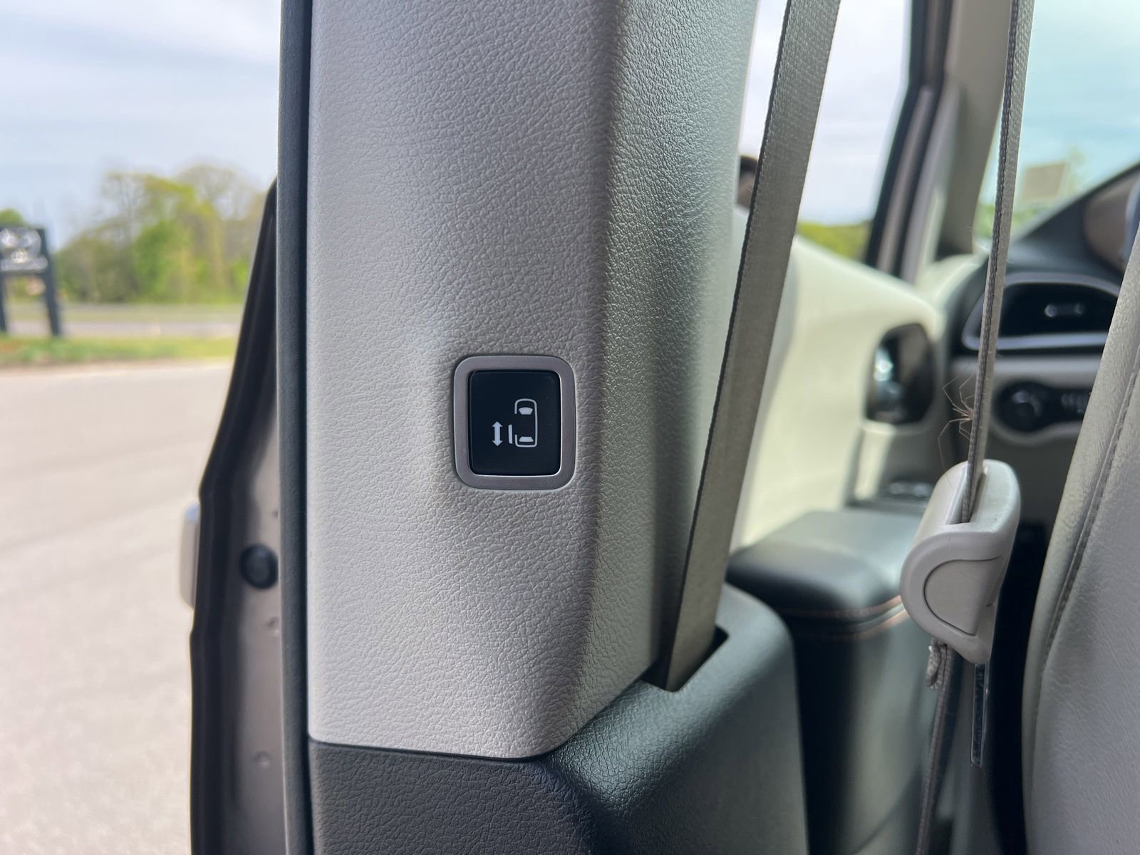 Used 2017 Chrysler Pacifica Touring-L w/ Tire & Wheel Group image 40