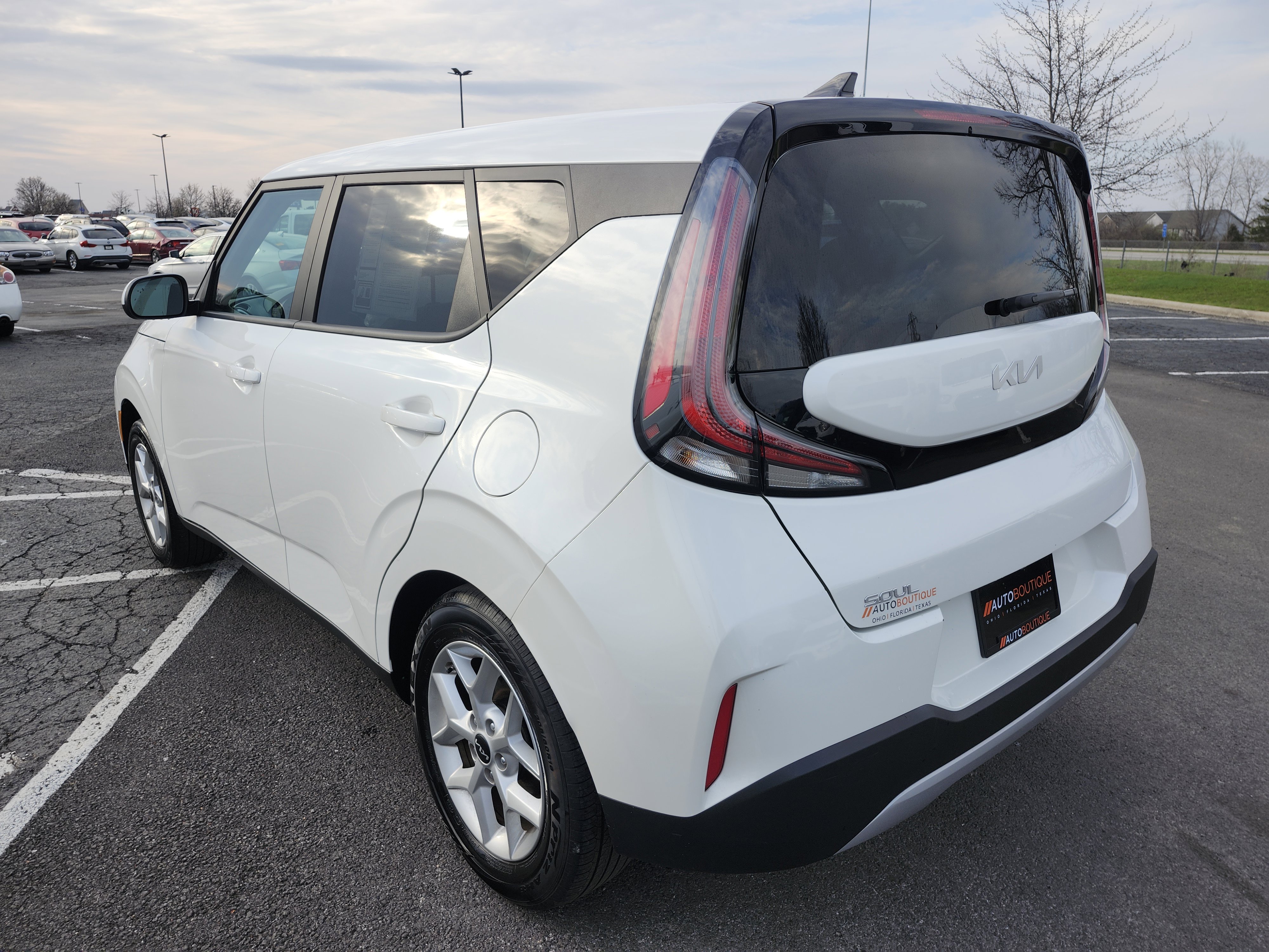Used 2025 Kia Soul LX w/ LX Technology Package FWD image 13