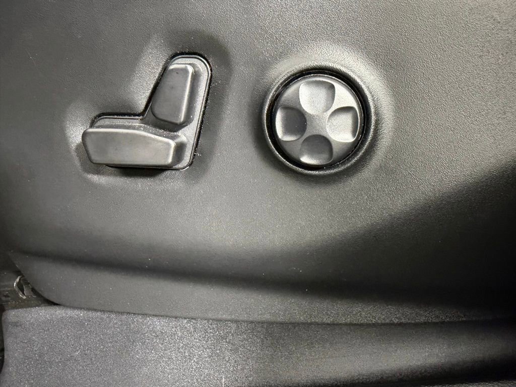 Used 2024 Chrysler Pacifica Select image 24