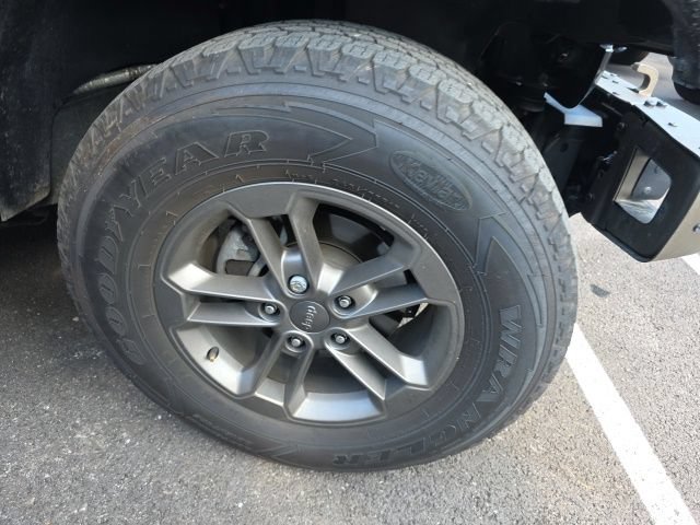 Used 2017 Jeep Wrangler Unlimited Sahara AWD/4WD image 4