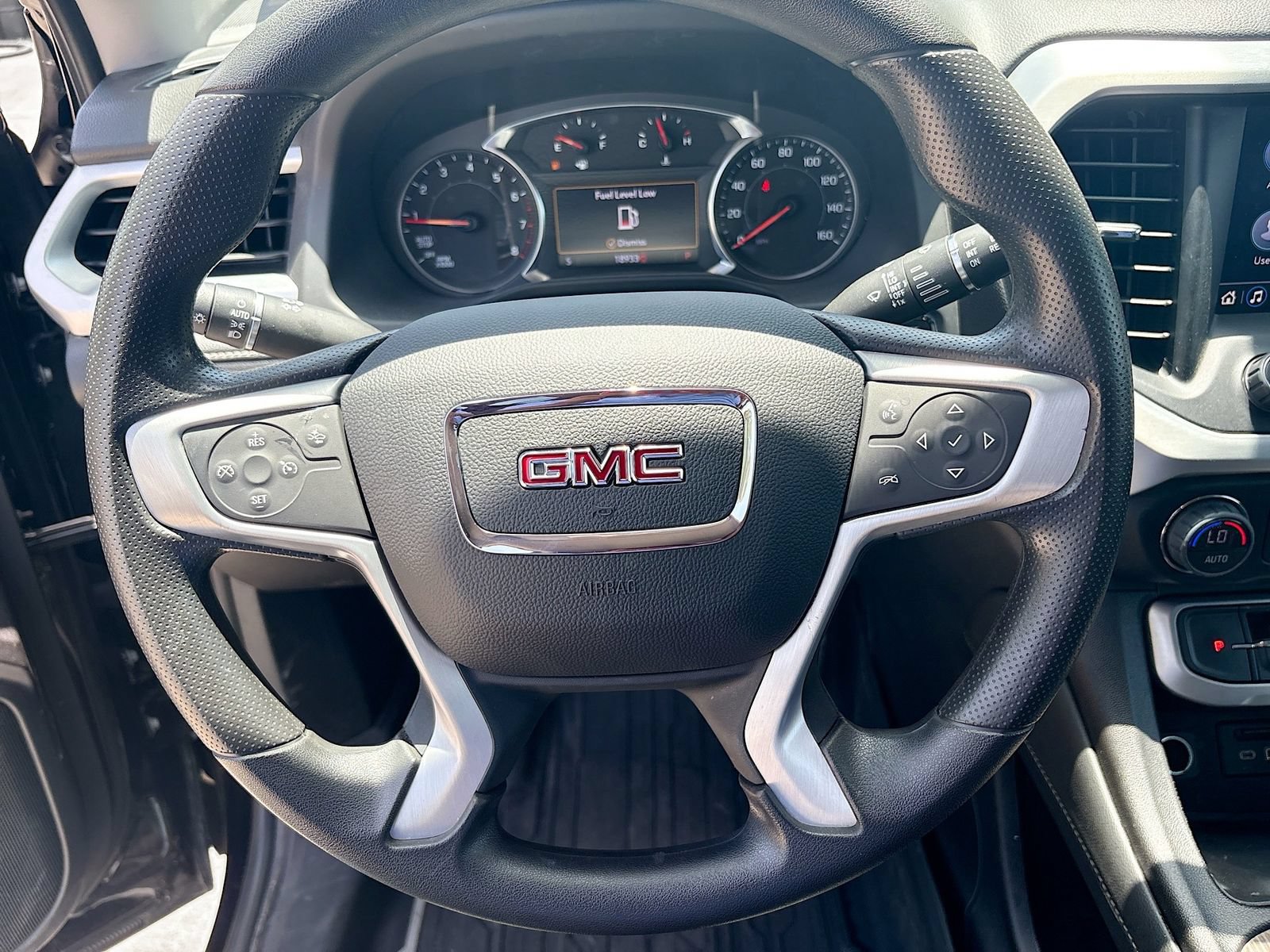 Used 2023 GMC Acadia SLE w/ Driver Convenience Package FWD image 11