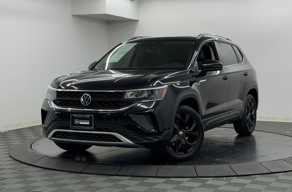 Used 2022 Volkswagen Taos SE w/ Panoramic Sunroof Package image 2