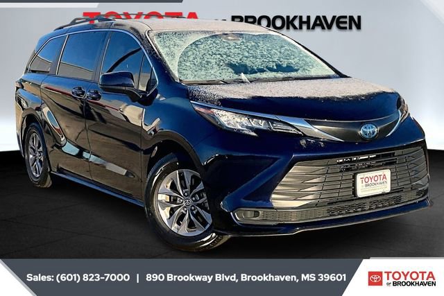 Used 2023 Toyota Sienna LE image 1