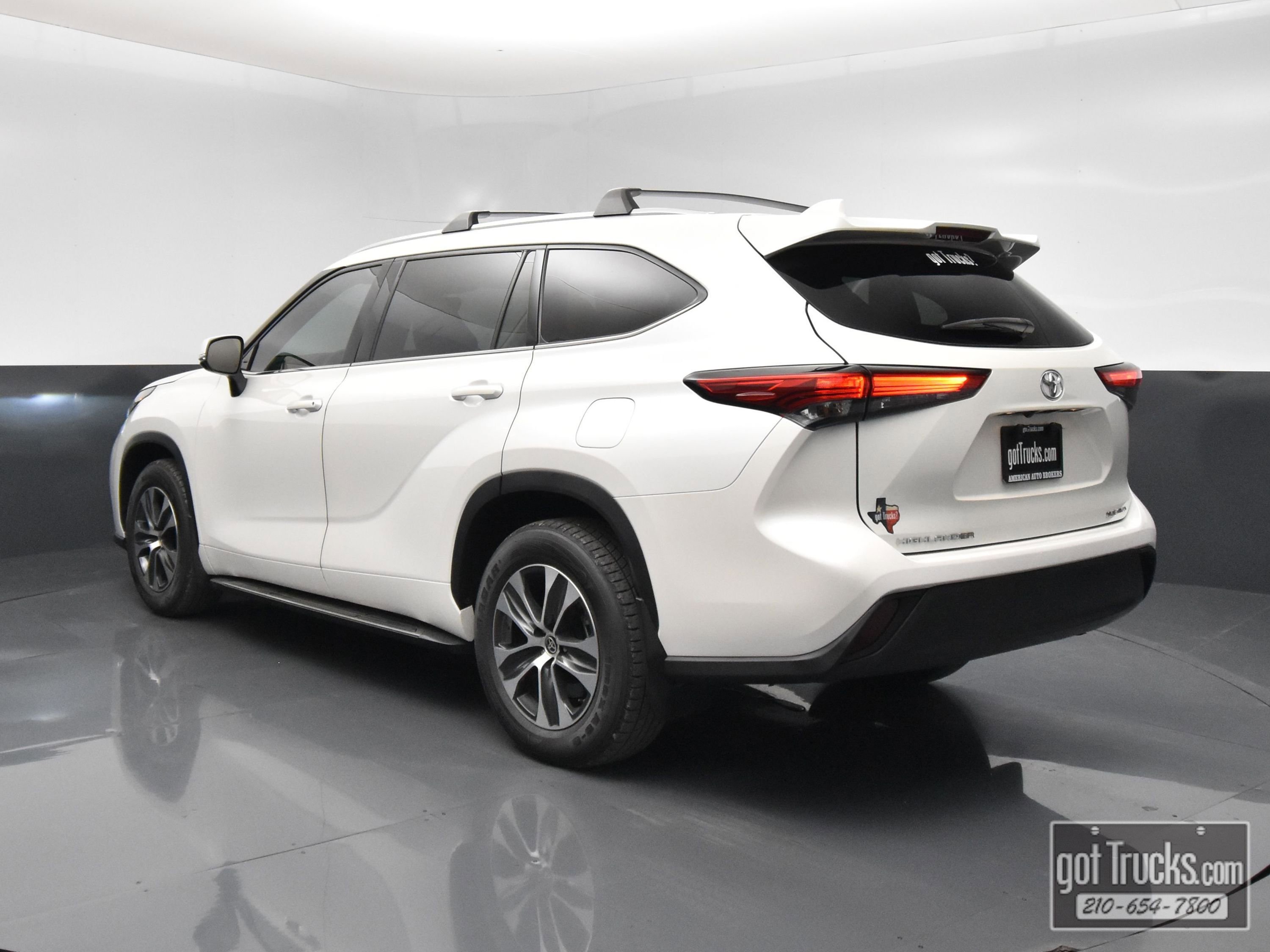 Used 2021 Toyota Highlander XLE AWD/4WD image 5