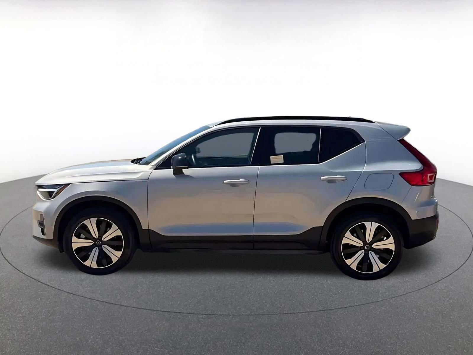 Used 2023 Volvo XC40 Recharge Plus image 9