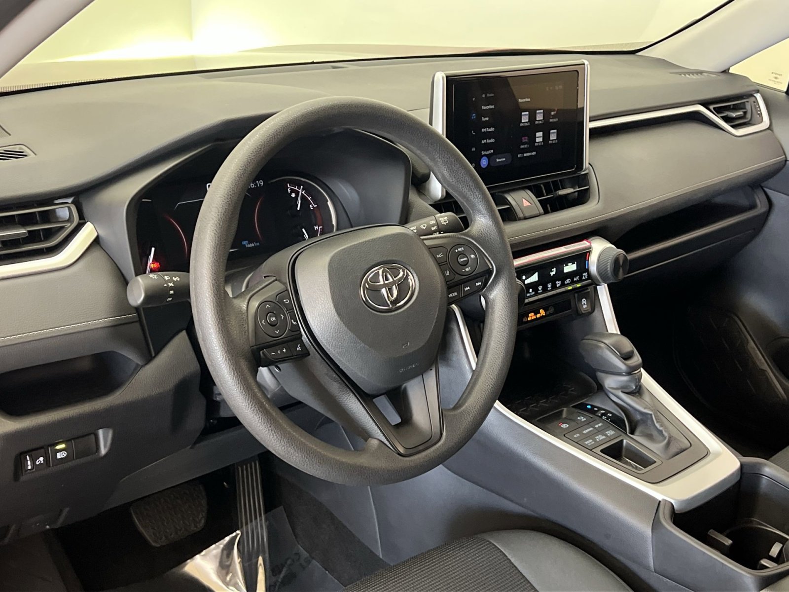 Used 2024 Toyota RAV4 LE AWD/4WD image 15