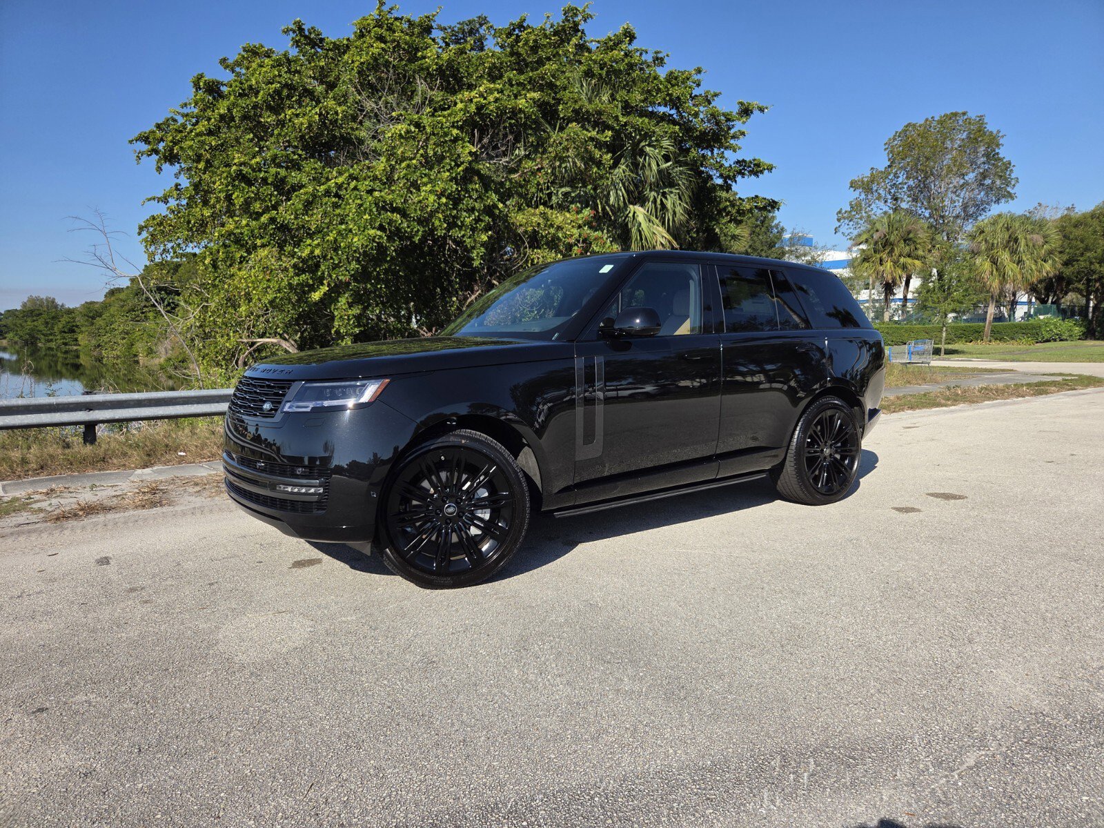 New 2025 Land Rover Range Rover SE image 1