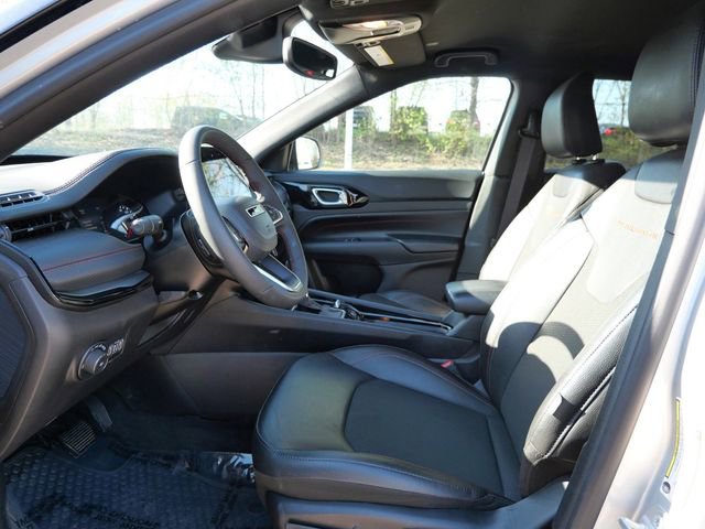 Used 2025 Jeep Compass Trailhawk AWD/4WD image 13