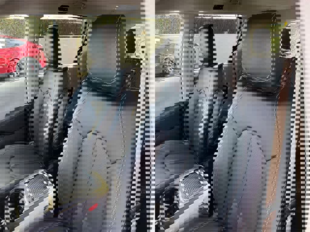 Used 2024 Chrysler Pacifica Select image 27