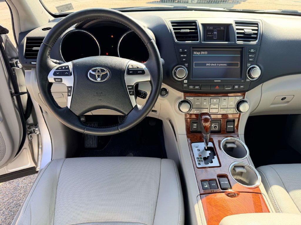 Used 2012 Toyota Highlander Limited w/ Tow Pkg AWD/4WD image 2