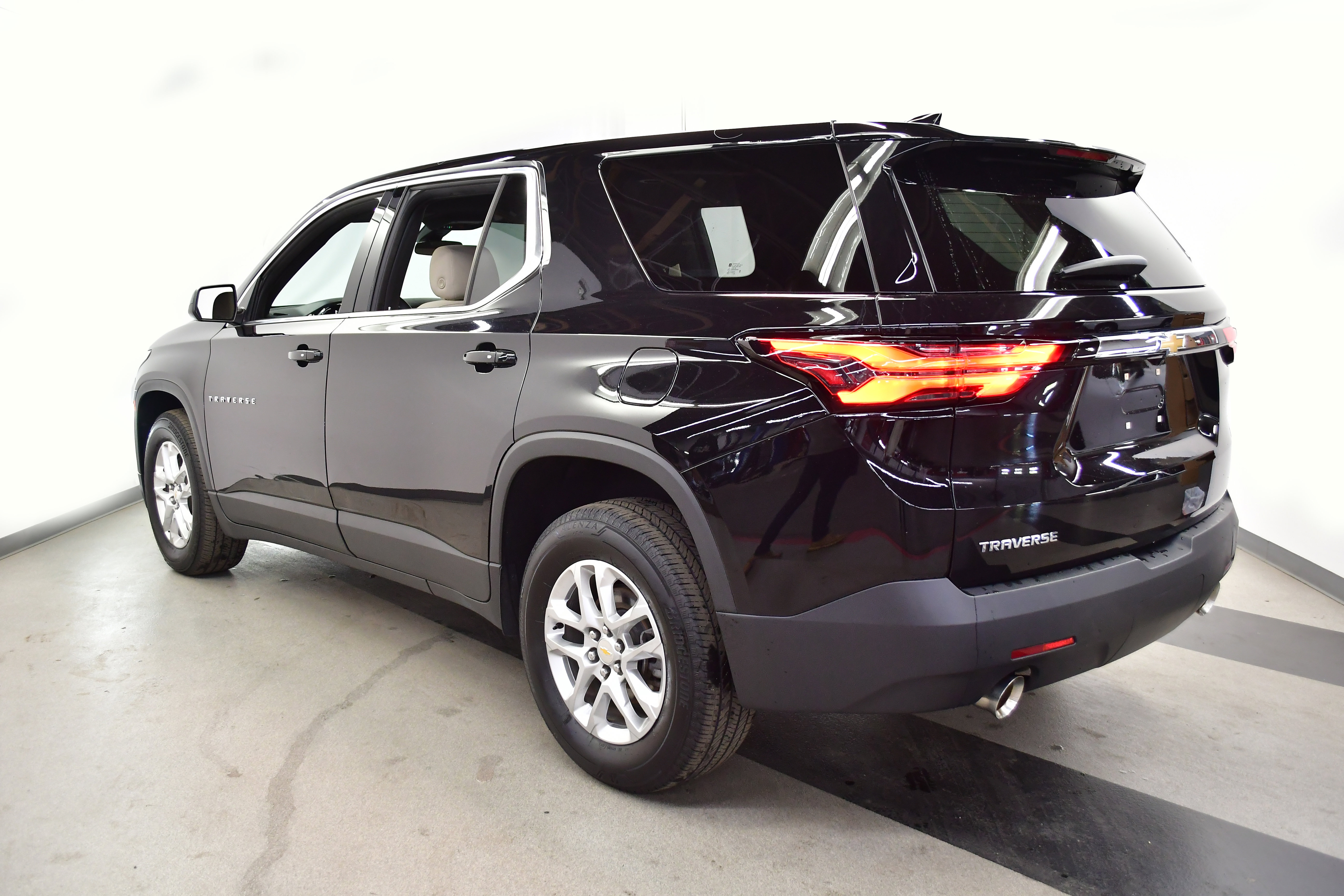 Used 2023 Chevrolet Traverse LS FWD image 5