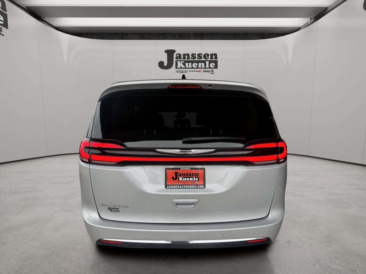 Used 2024 Chrysler Pacifica Touring-L FWD image 2