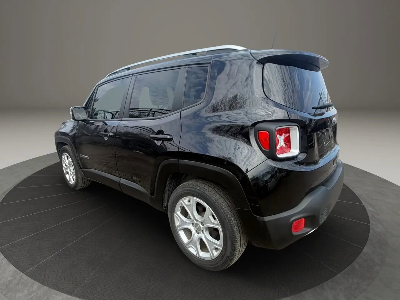 Used 2018 Jeep Renegade Limited FWD image 7