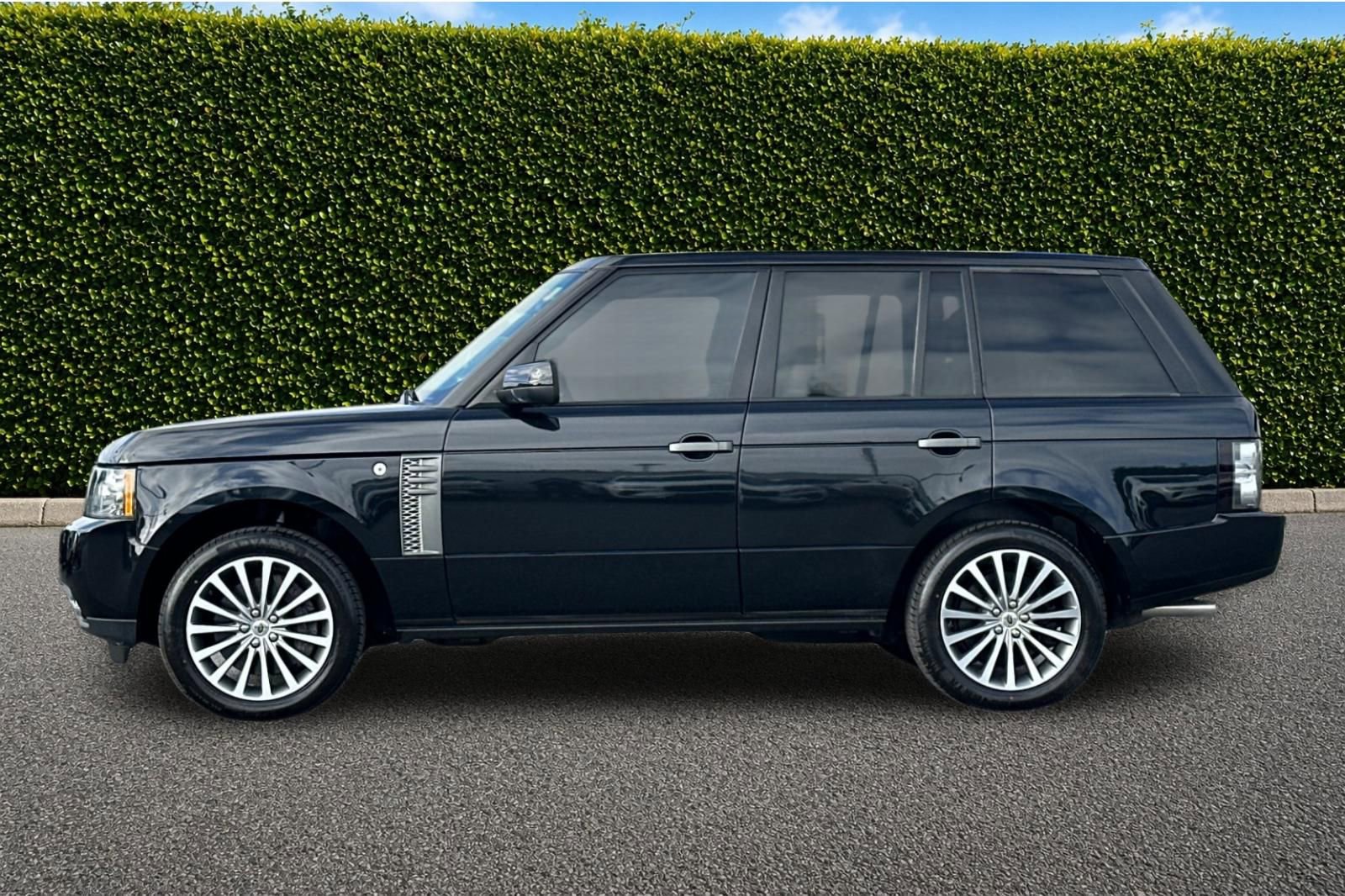 Used 2011 Land Rover Range Rover Supercharged AWD/4WD image 7