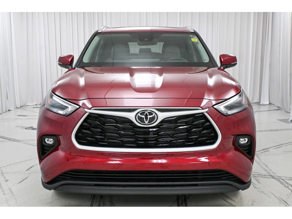 Used 2025 Toyota Highlander XLE image 3