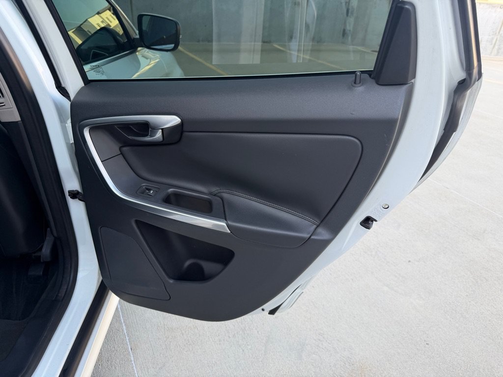 Used 2016 Volvo XC60 T5 Premier w/ Proximity Package FWD image 24