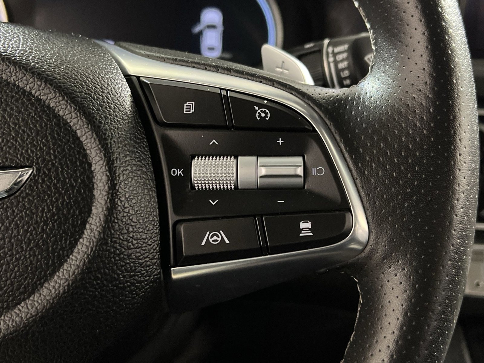 Used 2023 Genesis G70 2.0T image 28