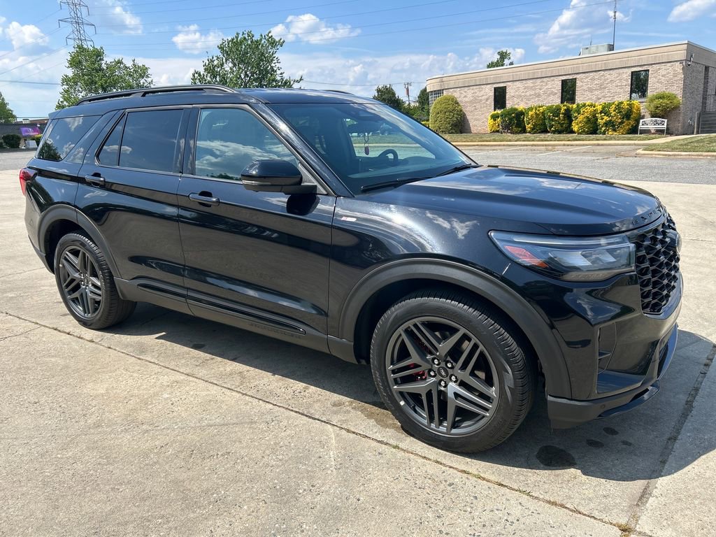 Used 2025 Ford Explorer ST-Line w/ ST-Line Street Pack AWD/4WD image 9