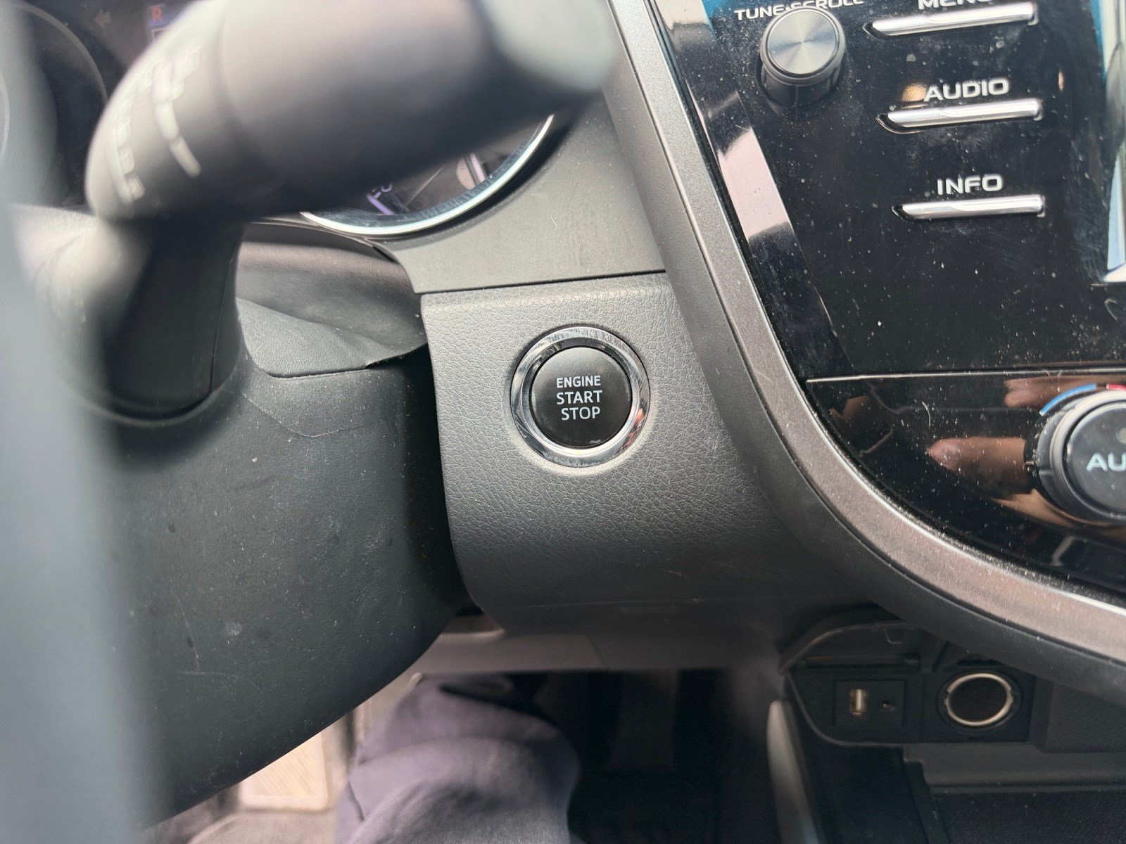Used 2018 Toyota Camry SE w/ Moonroof Package FWD image 30