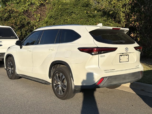 Used 2021 Toyota Highlander XLE AWD/4WD image 5