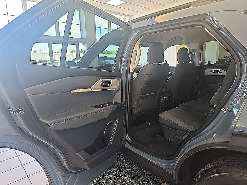 Used 2025 Ford Explorer Active AWD/4WD image 28