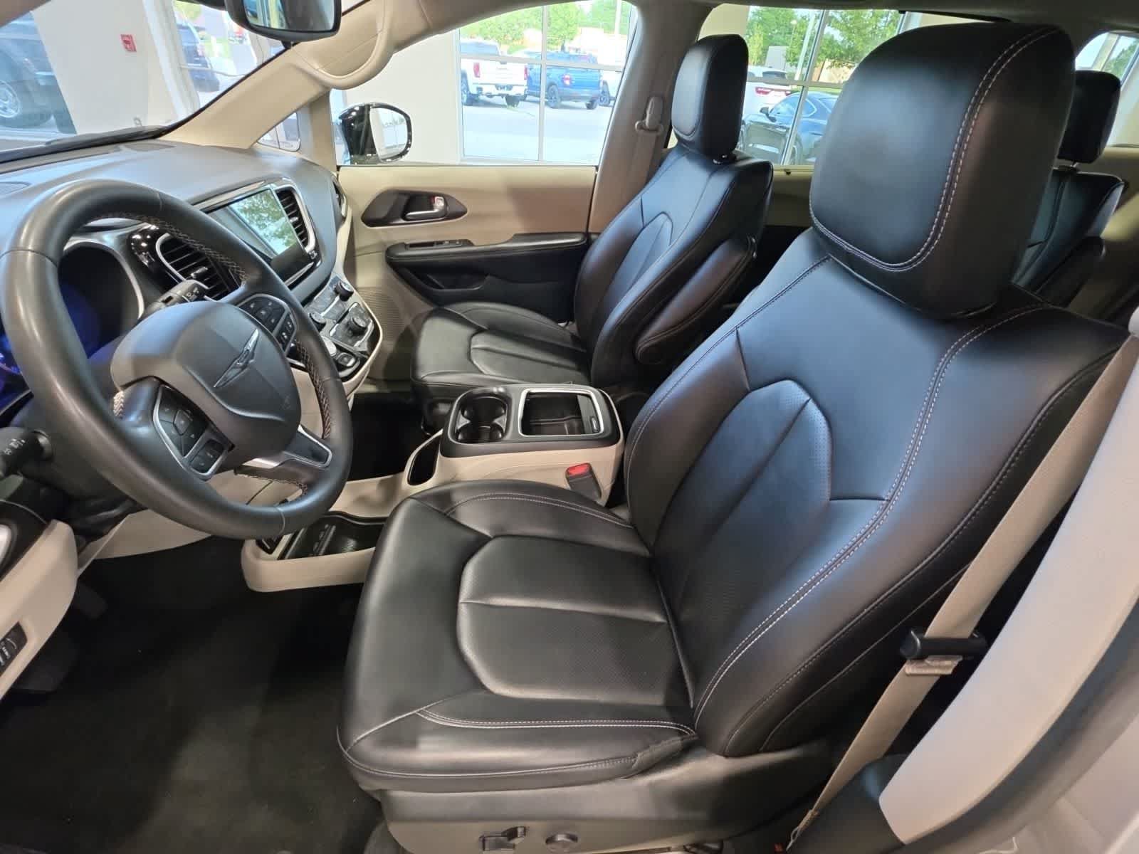 Used 2024 Chrysler Pacifica Touring-L FWD image 17
