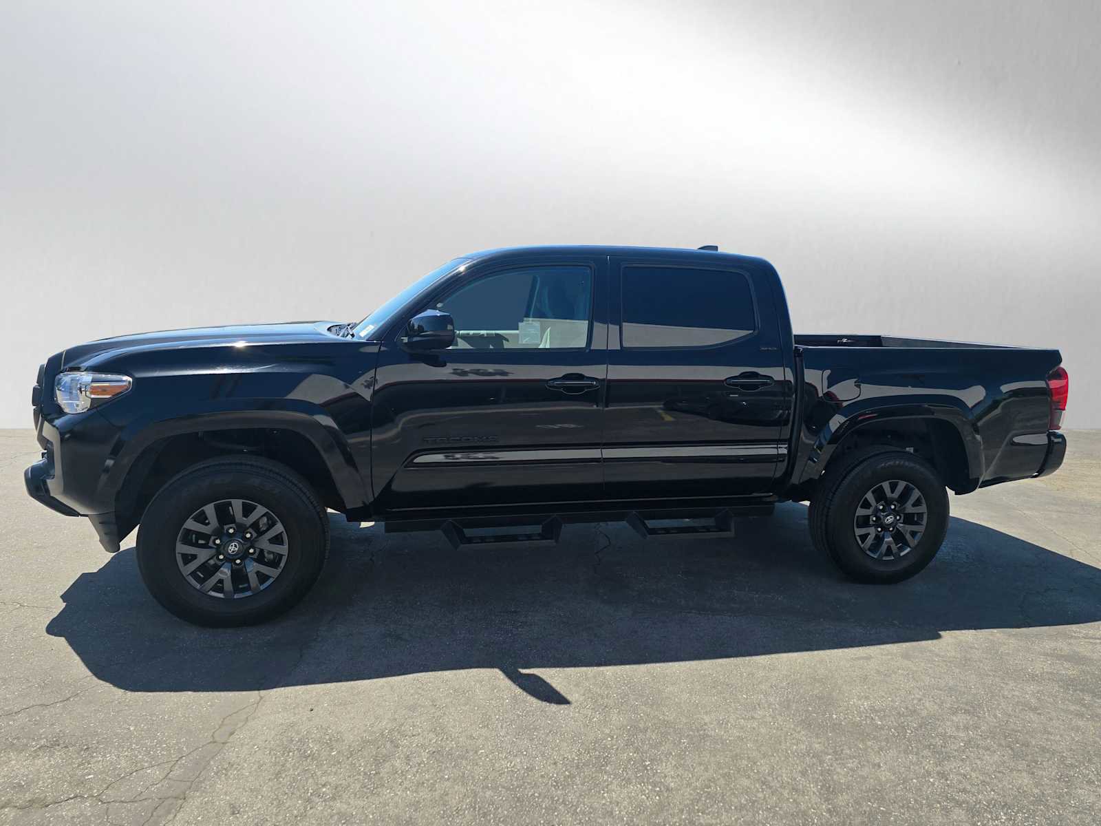 Used 2023 Toyota Tacoma SR5 AWD/4WD image 6
